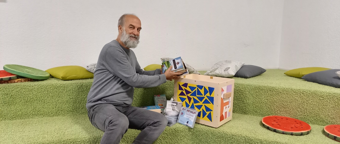 Peter packt die Medienkiste mit passender Lektüre Peter packt die Medienkiste mit passender Lektüre