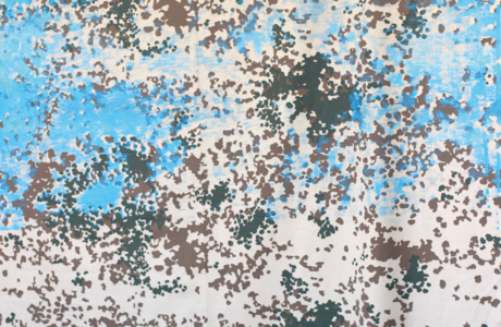 Pirmin Hagen verwandelt Camouflage-Flecken-Tarnmuster in Landschaftsbilder.(Foto Planen+Falten) Pirmin Hagen verwandelt Camouflage-Flecken-Tarnmuster in Landschaftsbilder.(Foto Planen+Falten)