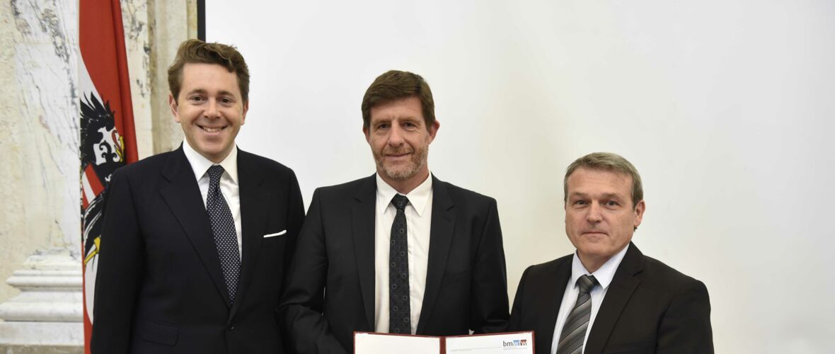 Überreichnung Auszeichnung an S.I.E.