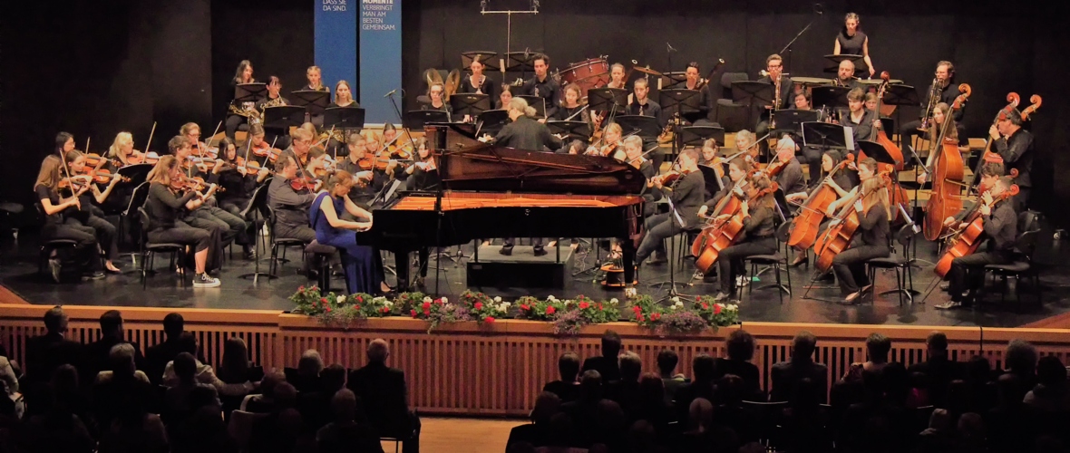 Sinfonietta Lustenau mit Solistin Cecilia Gogibedaschwili Sinfonietta Lustenau mit Solistin Cecilia Gogibedaschwili