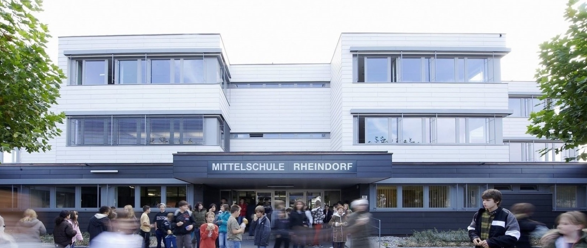 vorne Schulhof_Gebaude