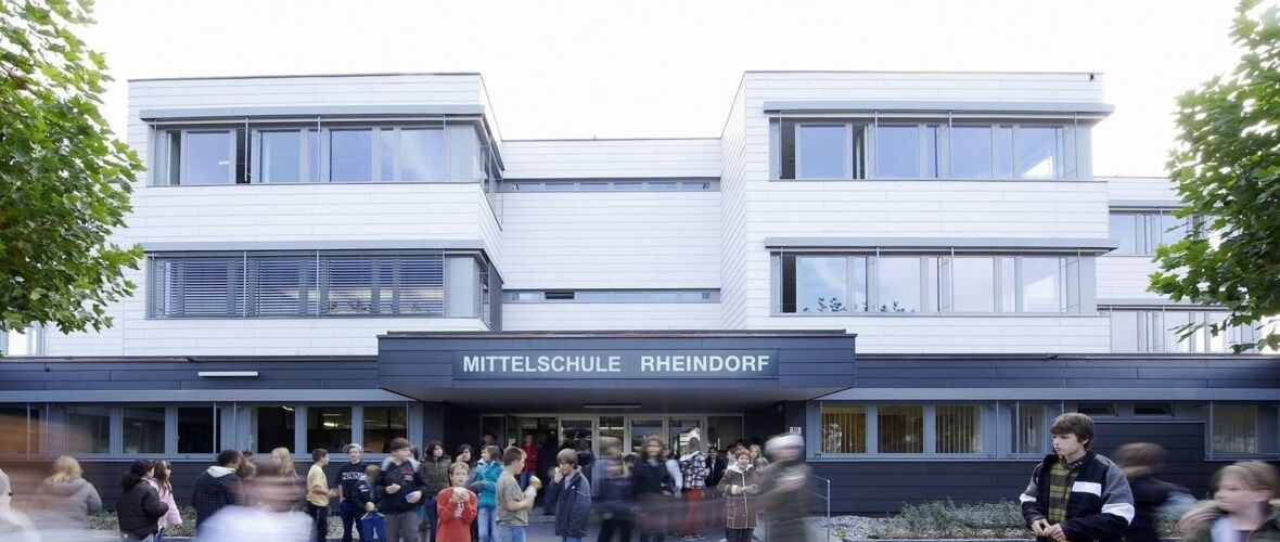vorne Schulhof_Gebaude vorne Schulhof_Gebaude