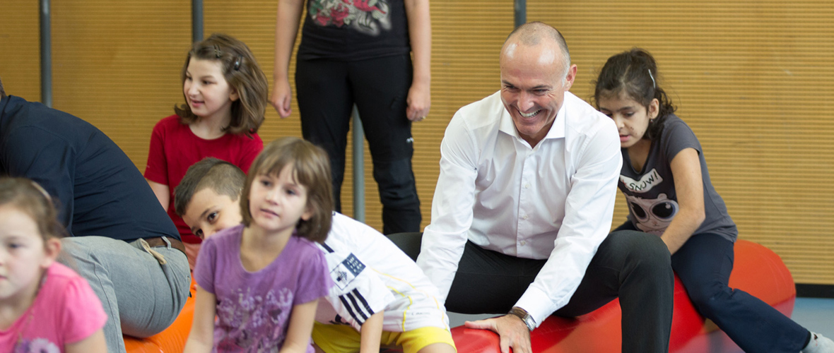 Sportminister Klug turnt mit Kindern