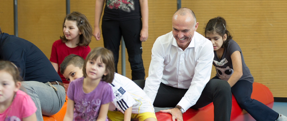 Sportminister Klug turnt mit Kindern Sportminister Klug turnt mit Kindern