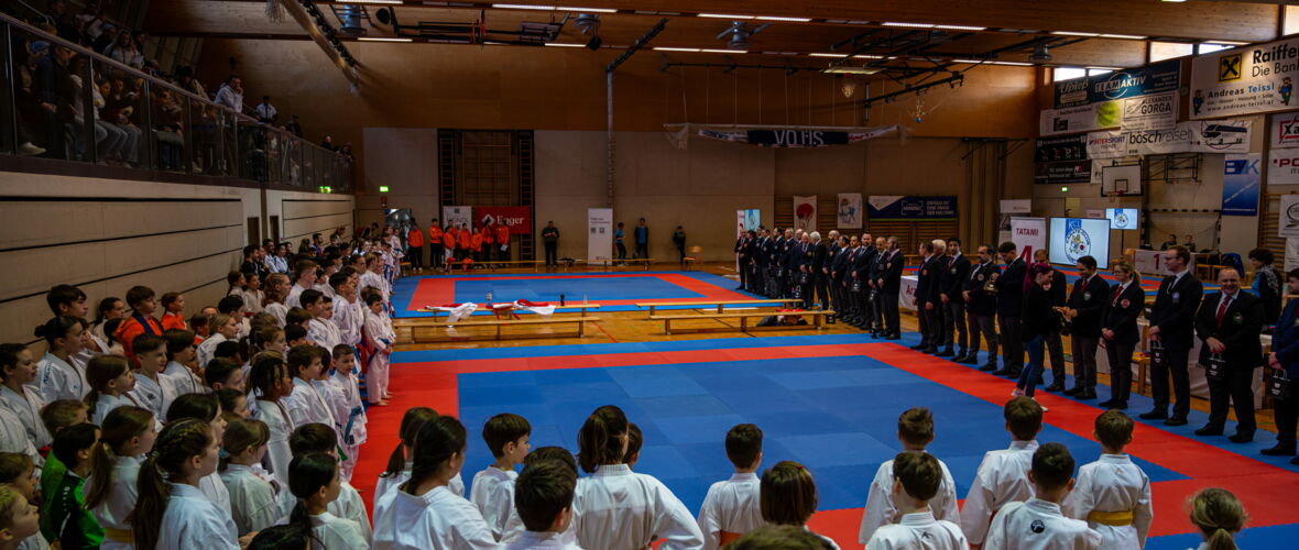 Foto 1 Begrüßung der Sportler und Sportlerinnen und Schiedsrichter