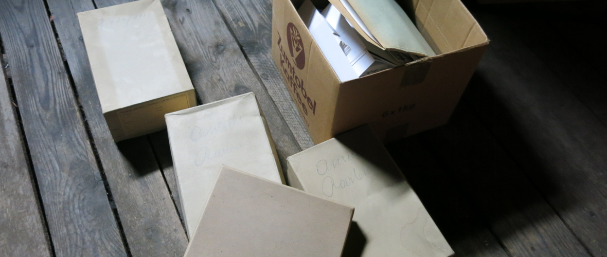 Dokumente und Schachteln Dokumente und Schachteln