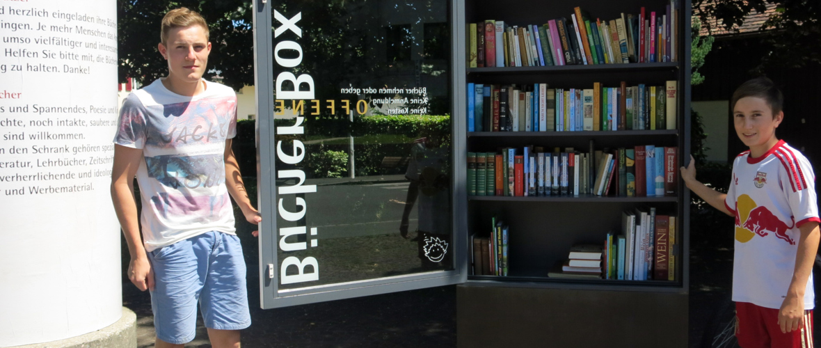 Offene Bücherbox im Rathauspärkli mit Lukas und Tobias