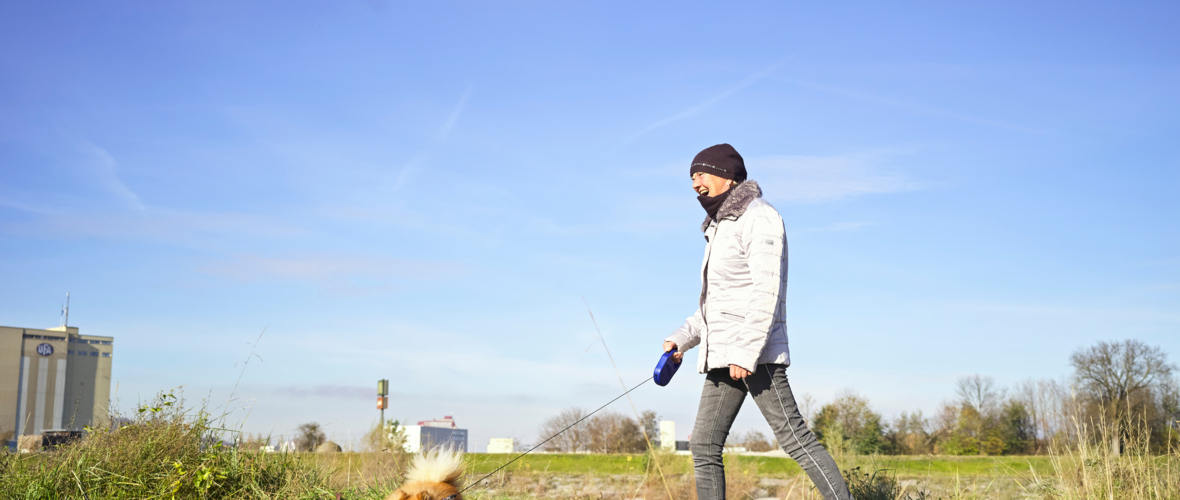 Angelika Lach mit Hund Rocky_Nachbarschaftshilfe Corona Angelika Lach mit Hund Rocky_Nachbarschaftshilfe Corona