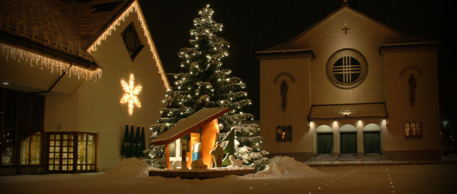 Kirchplatz an Weihnachten