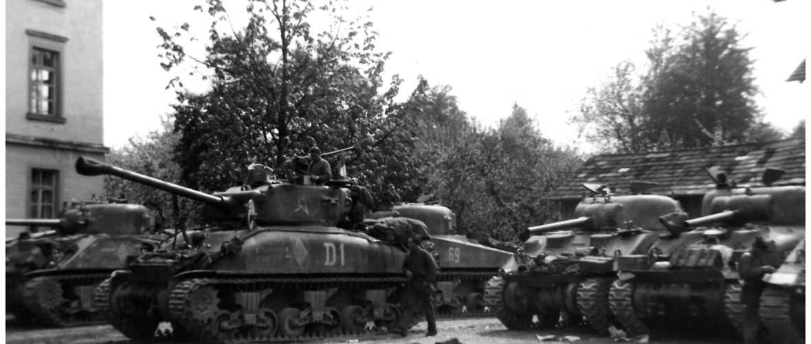 Artikel II Bild 2 Panzer im Schulhof Artikel II Bild 2 Panzer im Schulhof