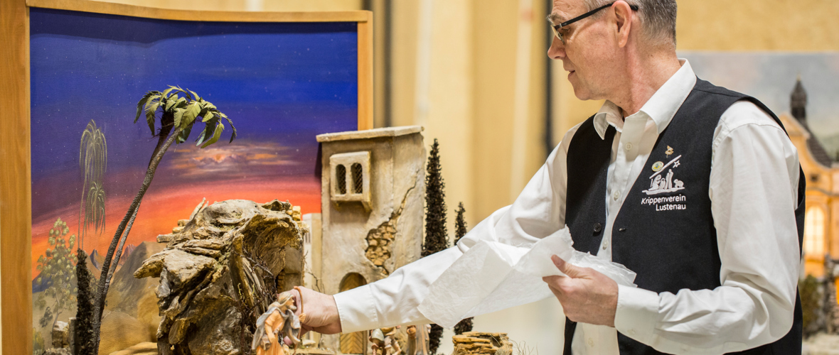 Kurt Hofer mit Krippe von Lustenau für vorarlberg museum Kurt Hofer mit Krippe von Lustenau für vorarlberg museum