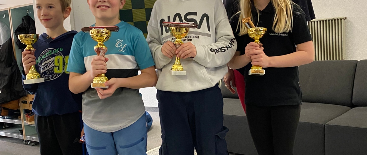 Turnierleiterin Julia Novkovic unddie Sieger der U8 Turnierleiterin Julia Novkovic unddie Sieger der U8