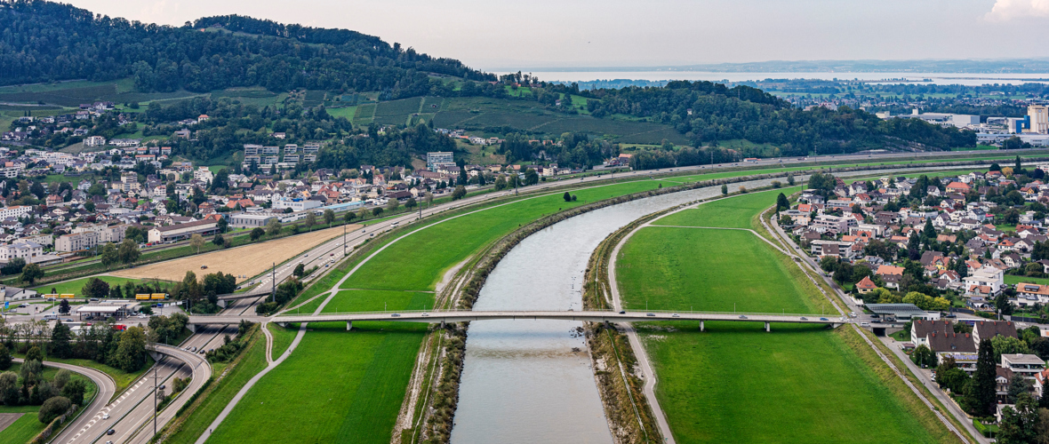 Foto 1 Luftaufnahmen_Velobrücke Au-Lustenau ©Lukas Hämmerle_Thomas Holzer (1) Foto 1 Luftaufnahmen_Velobrücke Au-Lustenau ©Lukas Hämmerle_Thomas Holzer (1)