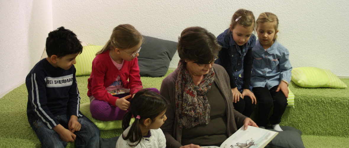 Christine Bösch mit Kinder vom KG Rotkreuz
