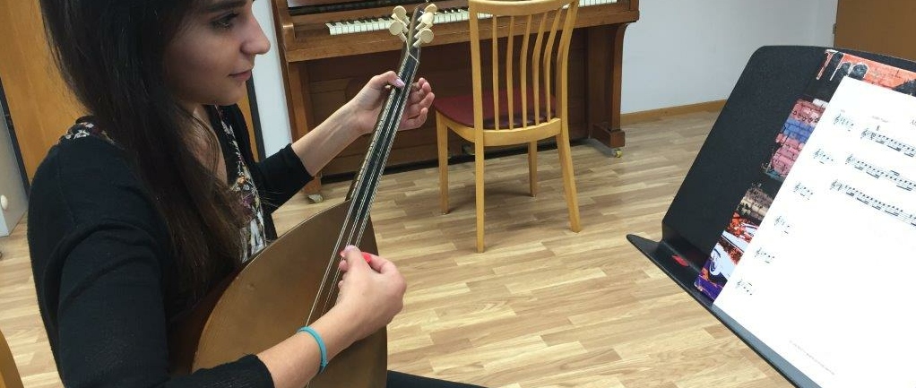 maedchen-mit-saz.jpg