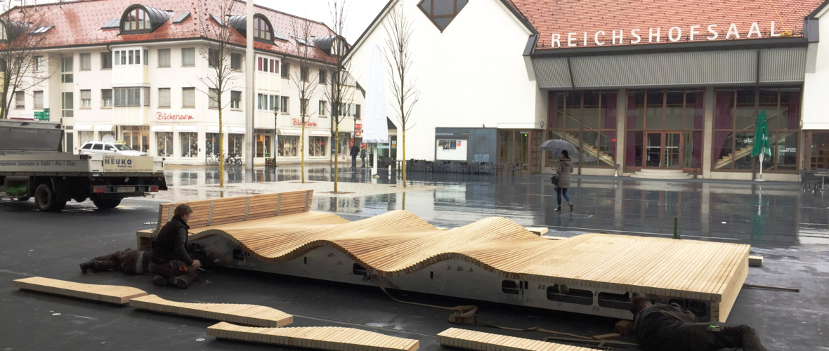 Aufbau Sitz- und Spielelement am Kirchplatz Aufbau Sitz- und Spielelement am Kirchplatz