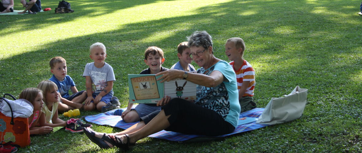 Vorlesen am Spielplatz Wiesenrain