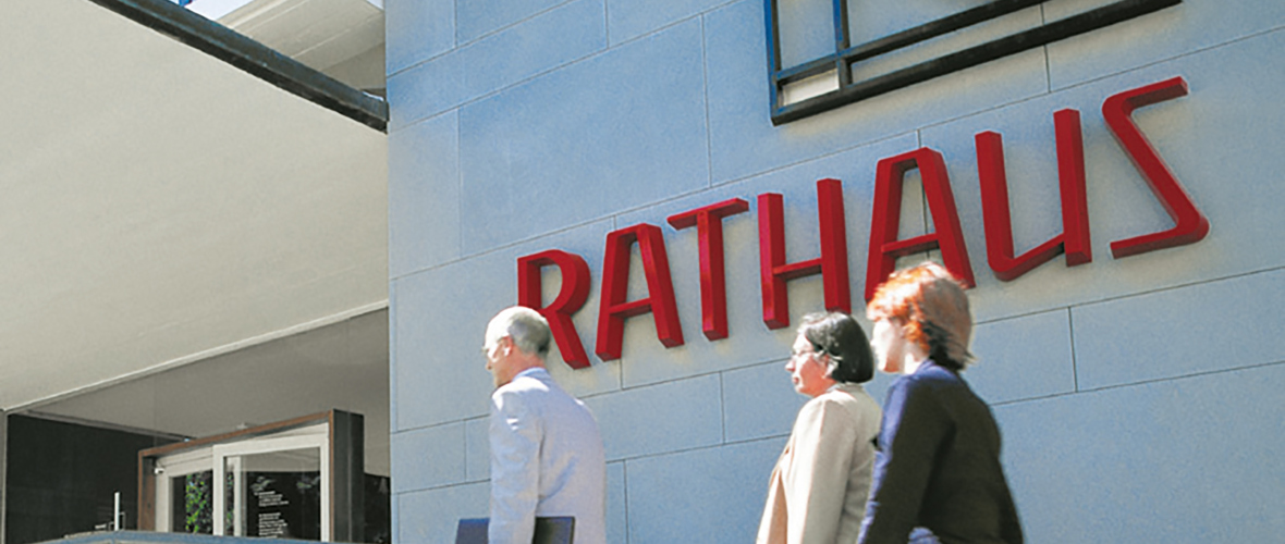 Rathaus Front Menschen Rathaus Front Menschen
