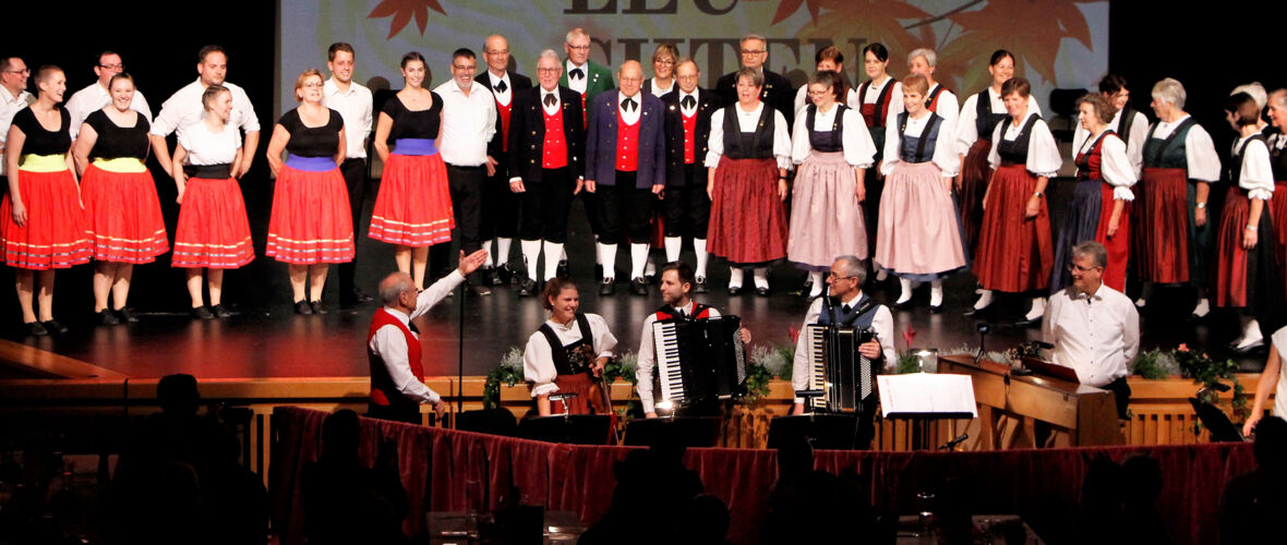 Tanzgruppe und Chor