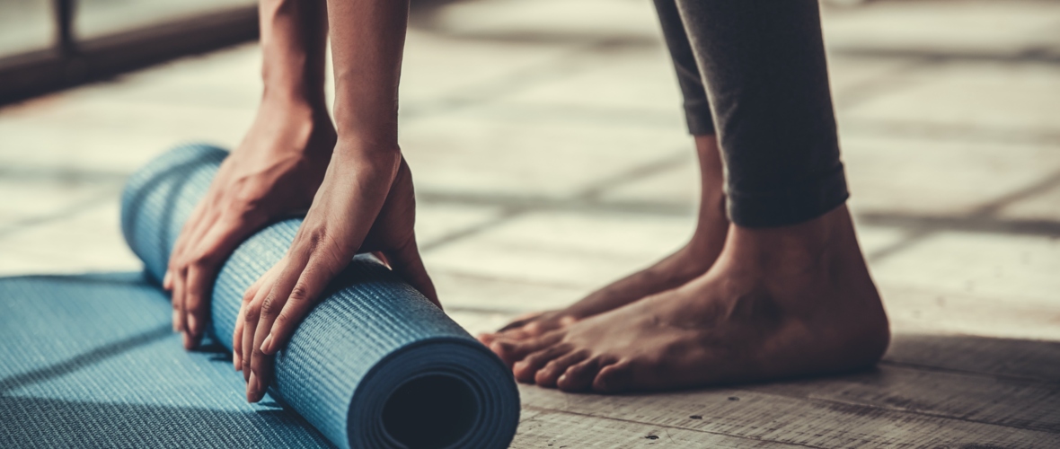 Yogamatte_ausrollen.jpg Yogamatte_ausrollen.jpg