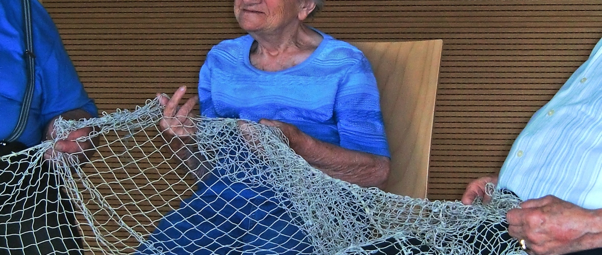 Frau mit Fischernetz Frau mit Fischernetz
