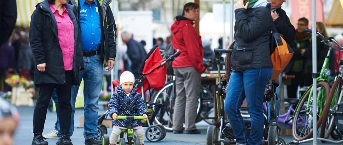 Groß und Klein auf dem Fahr Rad Markt