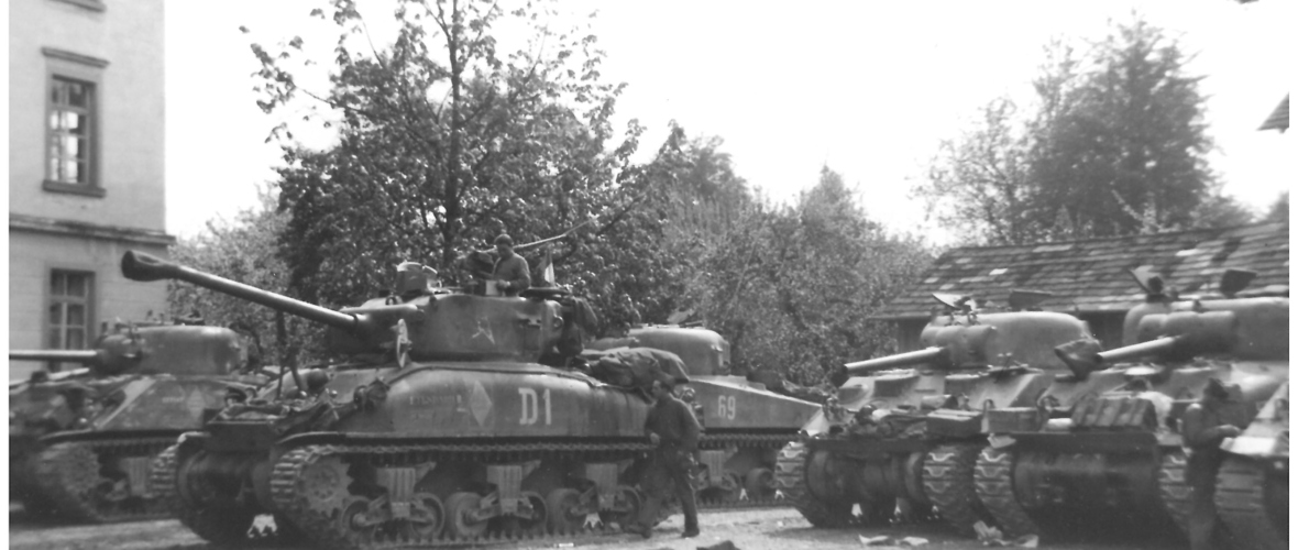 Opener Doppelseite Artikel 1 Panzer im Schulhof Opener Doppelseite Artikel 1 Panzer im Schulhof