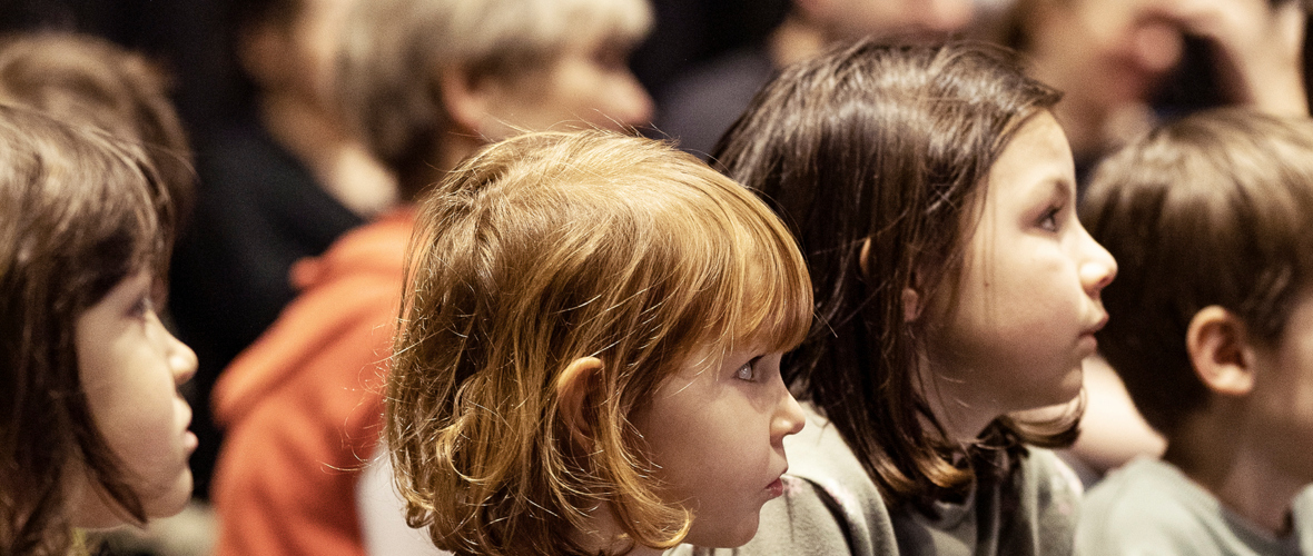 Mitten im Geschehen auf der Bühne sitzen und mitmachen lautet das Motto beim Kinderkonzert. (Foto Lukas Hämmerle) Mitten im Geschehen auf der Bühne sitzen und mitmachen lautet das Motto beim Kinderkonzert. (Foto Lukas Hämmerle)