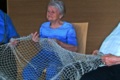 Frau mit Fischernetz