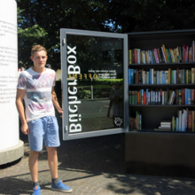 Offene Bücherbox im Rathauspärkli mit Lukas und Tobias