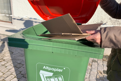 Papiertonne_Einwurf Papiertonne_Einwurf