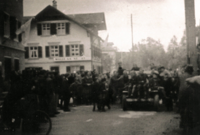 Artikel 1 Bild1 Einmarsch unscharf