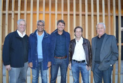 Vorstand bei der Begutachtung der neuen Umkleide des FC