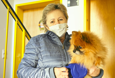 Christine Nussbaumer mit Hund Rocky_Nachbarschaftshilfe Corona
