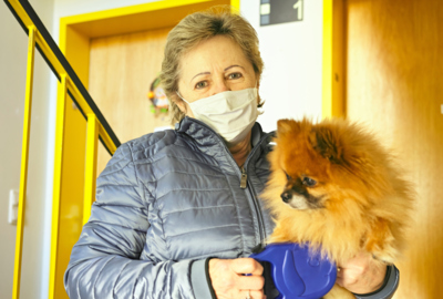 Christine Nussbaumer mit Hund Rocky_Nachbarschaftshilfe Corona Christine Nussbaumer mit Hund Rocky_Nachbarschaftshilfe Corona