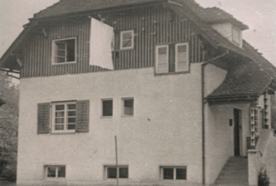 Artikel I Bild 3 Flurstraße 3 mit weißer Fahne Artikel I Bild 3 Flurstraße 3 mit weißer Fahne
