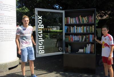 Offene Bücherbox im Rathauspärkli mit Lukas und Tobias