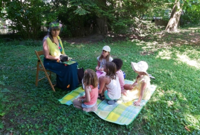 4 Kräuterfee Dagmar beim Vorlesen mit Pfiffikus (1) 4 Kräuterfee Dagmar beim Vorlesen mit Pfiffikus (1)