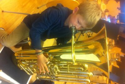 Kleiner Mann mit grossem Instrument