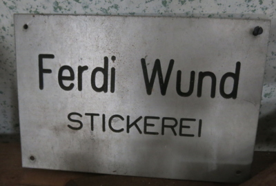 Schild Stickerei