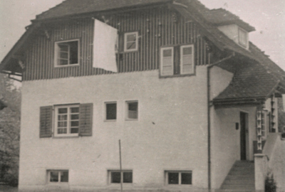 Artikel 2 Bild 3 Flurstraße 3 mit weißer Fahne