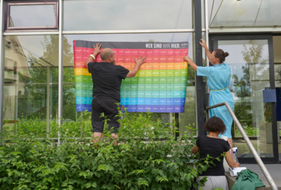 Das Projekt Wer sind wir hier macht die gesellschaftliche und kulturelle Vielfalt im Land farbenfroh sichtbar. Das Projekt Wer sind wir hier macht die gesellschaftliche und kulturelle Vielfalt im Land farbenfroh sichtbar.