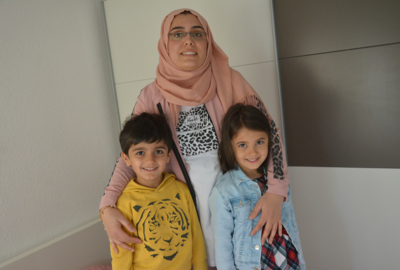 Foto1 Midya Alow mit Kindern Foto1 Midya Alow mit Kindern