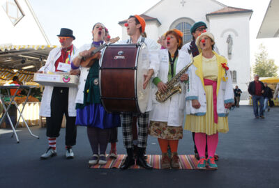 CliniClowns auf dem Kirchplatz