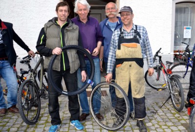 Freiwillige helfen in der Radwerkstatt Freiwillige helfen in der Radwerkstatt