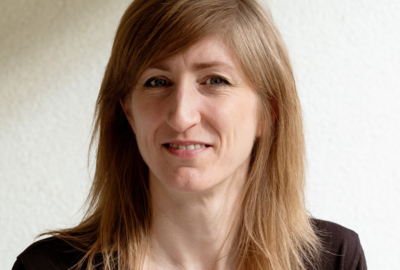 Veronika Schubert sammelt und archiviert Sprache aus Zeitungen und Magazinen. (Foto Albert Waaijenberg)