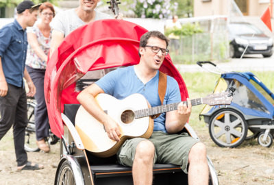 Auch Rikschas rollen bei der Fahrradparade mit.