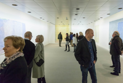 Besucher der Ausstellungseröffnung