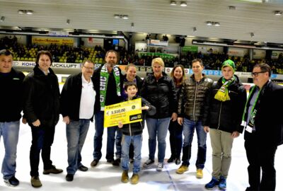 Scheckübergabe bei „Charity on Ice“