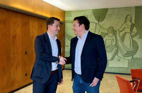 Martin_Patrick Handshake_quer